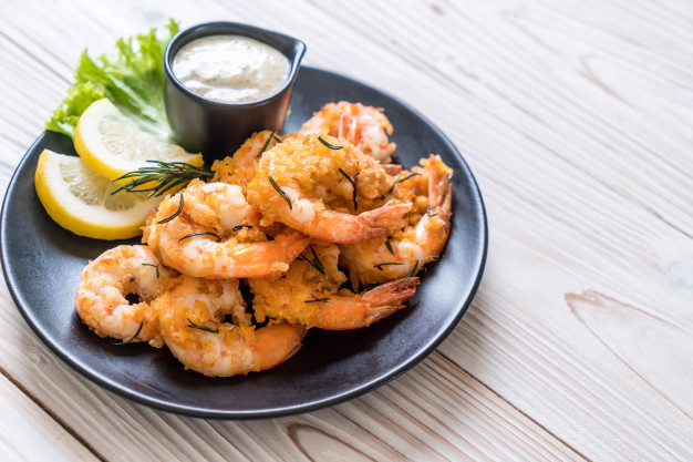 fried-shrimps-with-sauce_1339-66810.jpg
