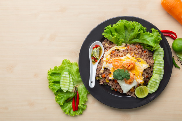 fried-brown-rice-with-shrimp-fried-egg-thai_34168-1039