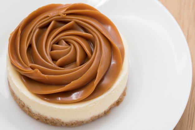 homemade-dulce-de-leche-milk-based-caramel-doce-de-leite-cheesecake-copyspace_63278-139
