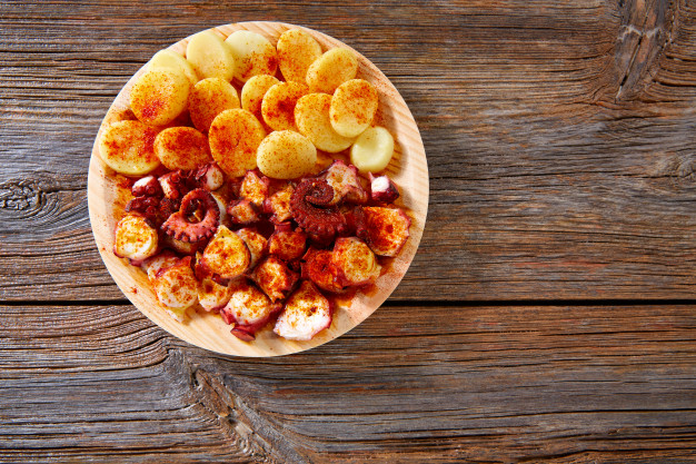 pulpo-feira-with-octopus-potatoes-gallega-style_79295-6050