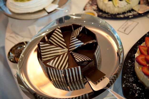chocolate-cake-kitchen-cruise-ship-silver-shadow-east-china-sea_19485-35399