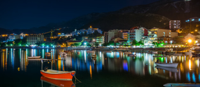 Australians Live Near The Coast.png